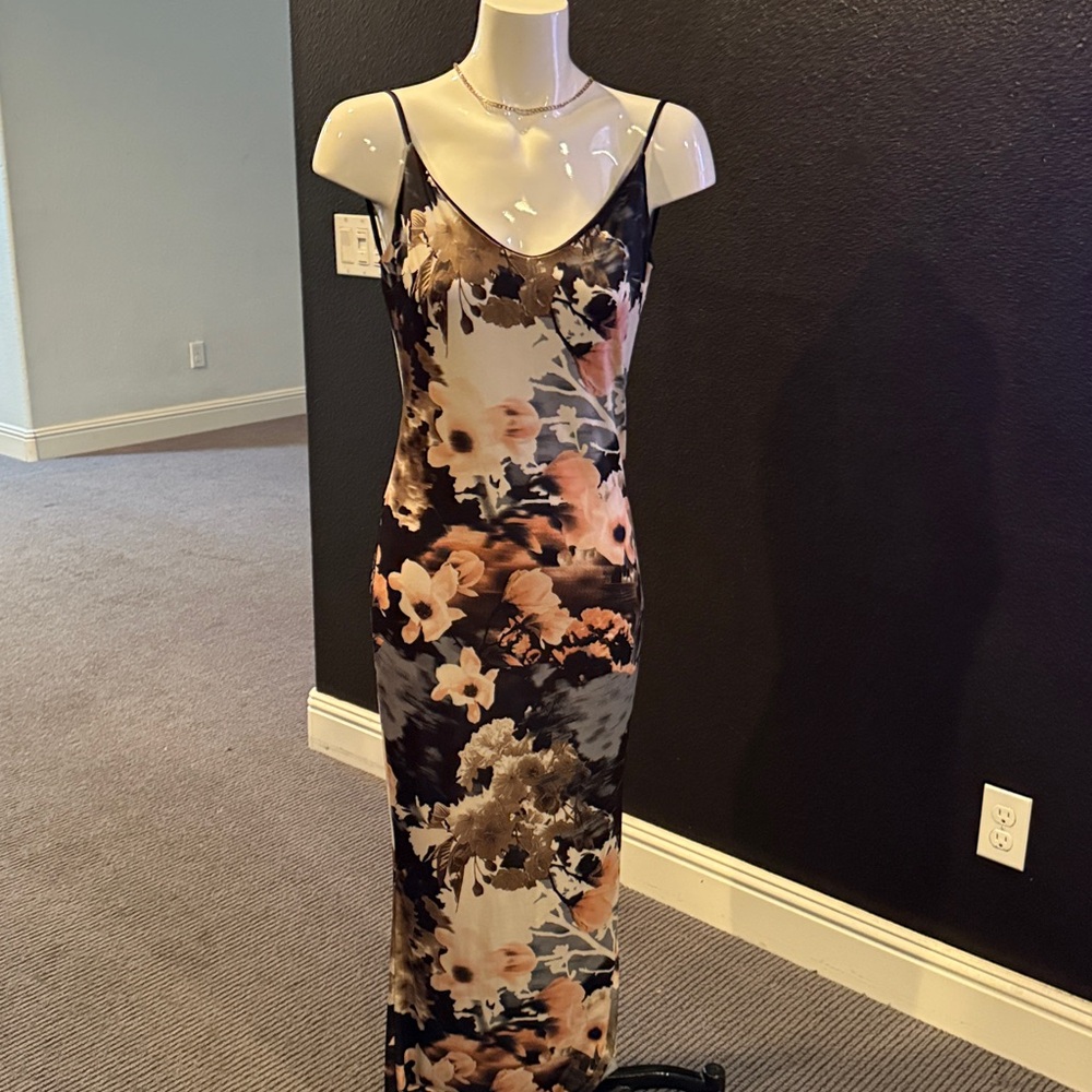 Windsor Black Robe with Floral Pattern - Picture 2 of 6